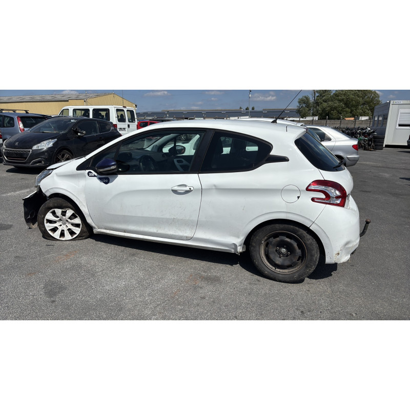 Vitre avant gauche PEUGEOT 208 1 Photo n°11
