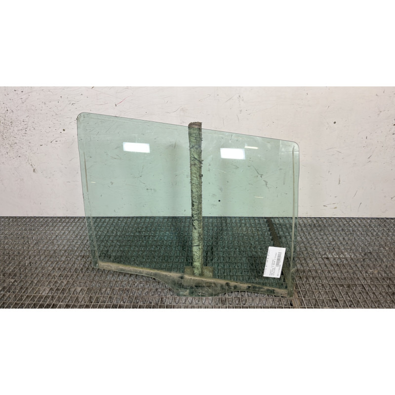 Vitre arriere droit PEUGEOT 406 Photo n°1