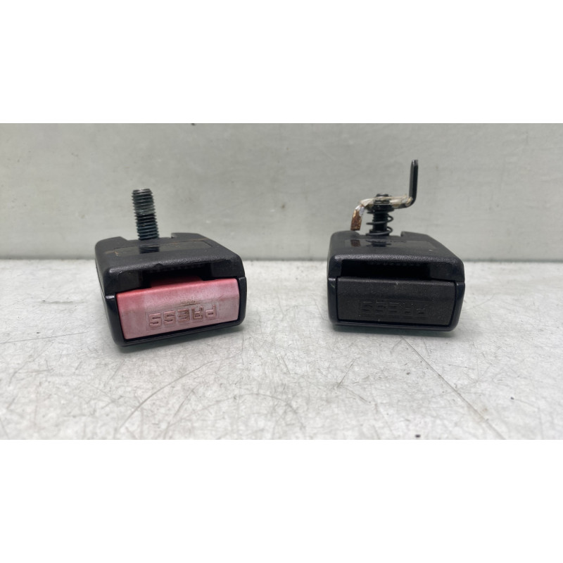 Attache ceinture arriere gauche RENAULT SCENIC 2 Photo n°1