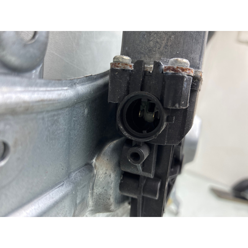 Leve vitre electrique avant gauche RENAULT CLIO 3 Photo n°8