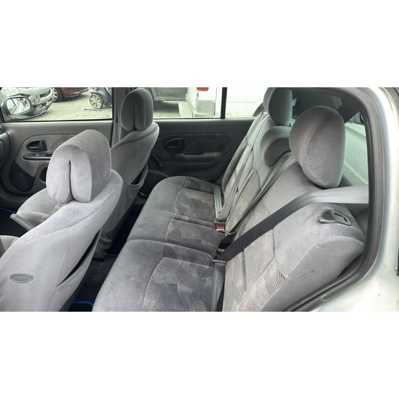 Calandre RENAULT CLIO 2 Photo n°20