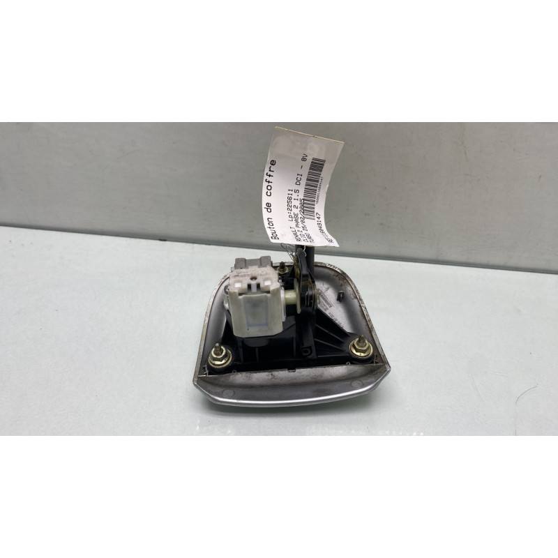 Bouton de coffre RENAULT CLIO 2 Photo n°4