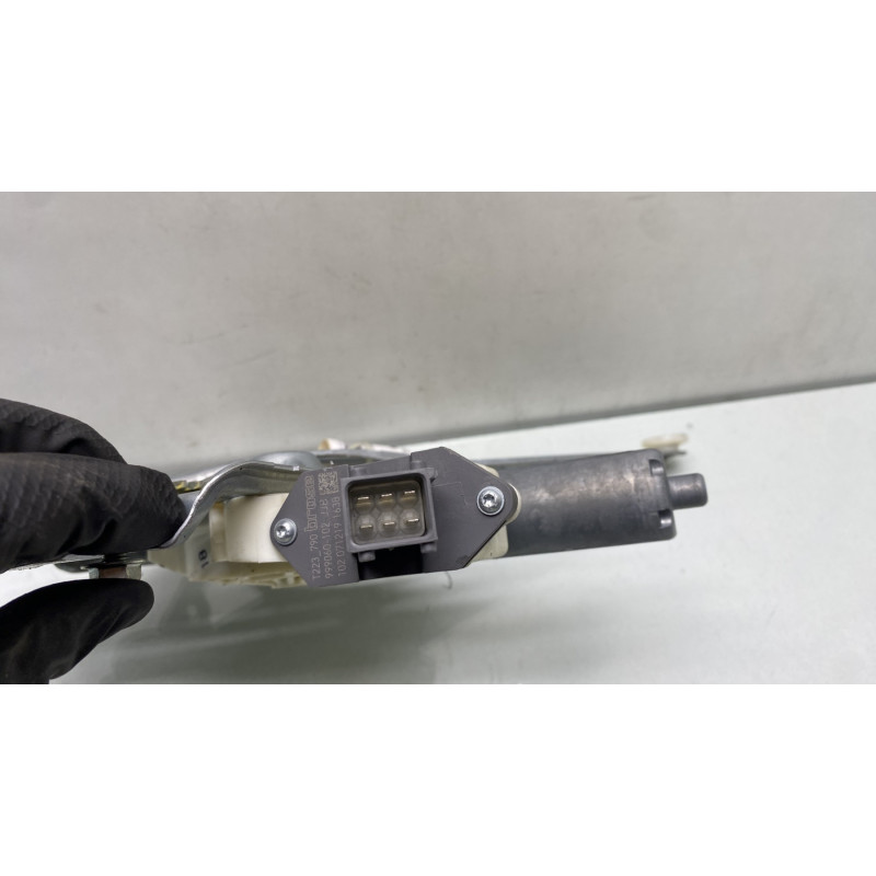 Leve vitre electrique arriere gauche TOYOTA AVENSIS 2 Photo n°2