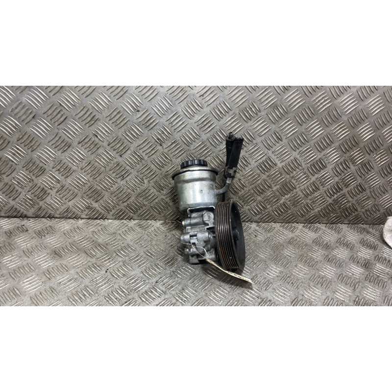 Pompe de direction TOYOTA AVENSIS 2 Photo n°3