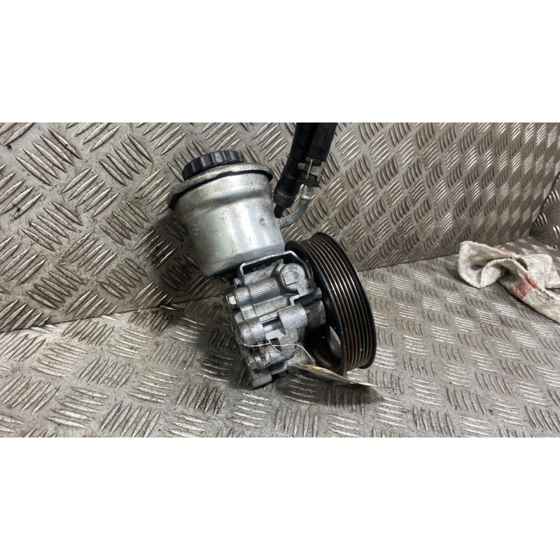 Pompe de direction TOYOTA AVENSIS 2 Photo n°4