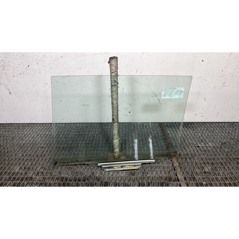 Vitre arriere droit TOYOTA AVENSIS 2 Photo n°4