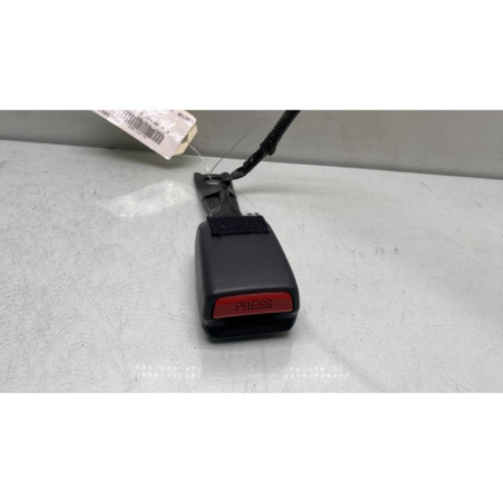 Attache ceinture avant droit TOYOTA AVENSIS 2