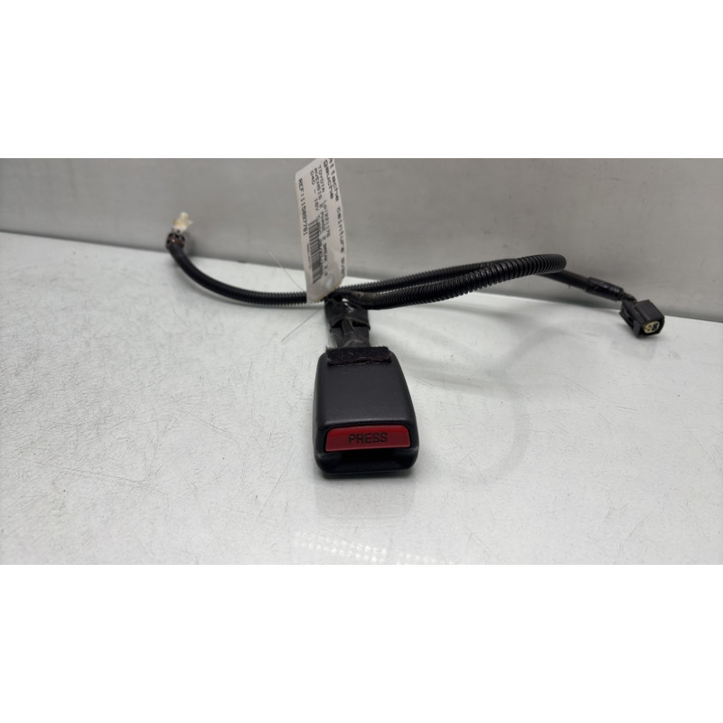 Attache ceinture avant gauche TOYOTA AVENSIS 2 Photo n°2