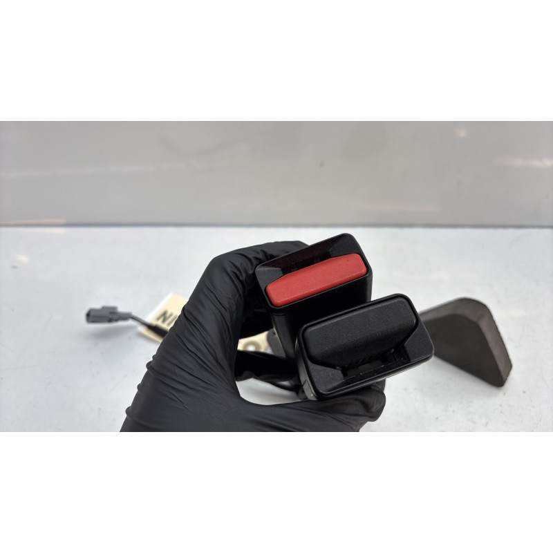 Attache ceinture arriere gauche RENAULT CLIO 4 Photo n°4