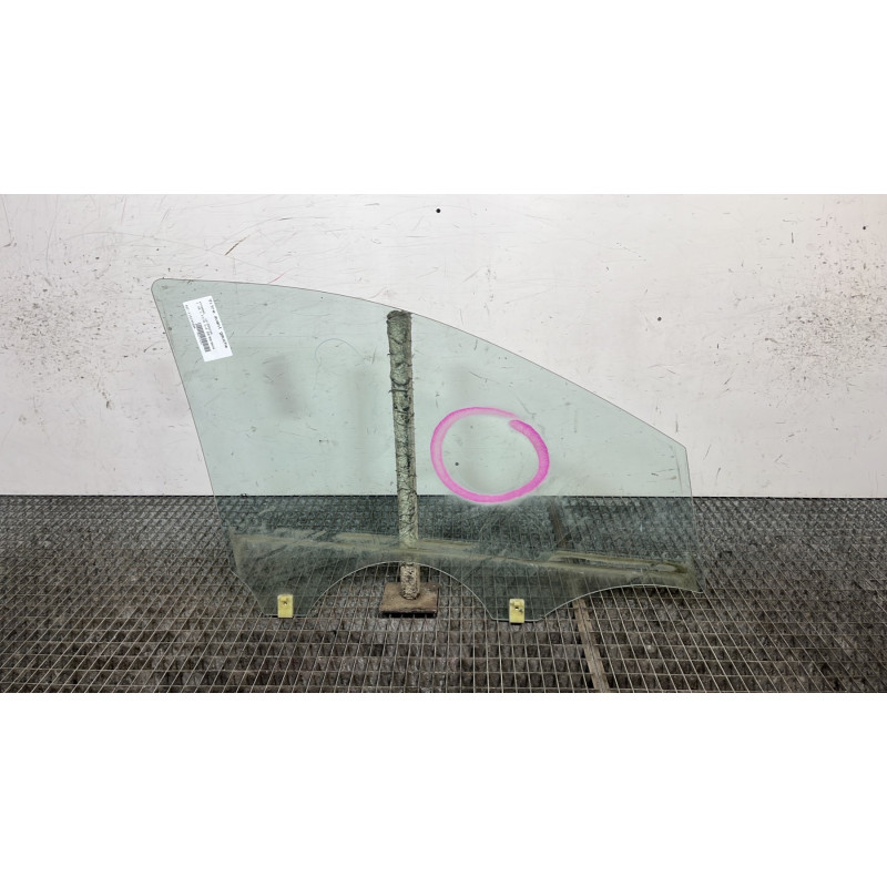 Vitre avant gauche HYUNDAI I 20 1 Photo n°4