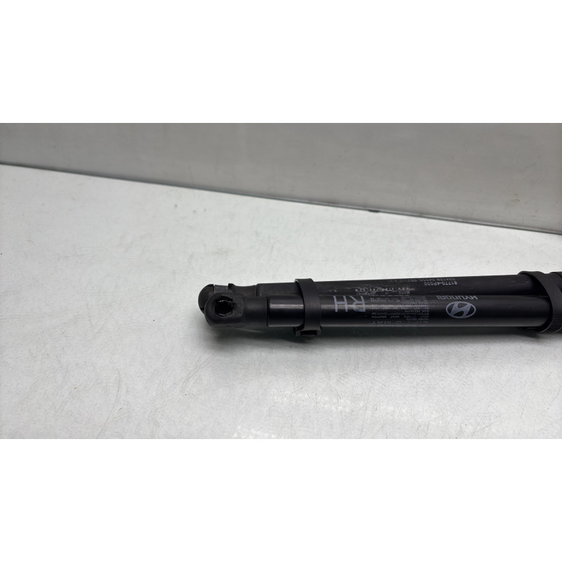 Verin de coffre HYUNDAI I 20 1 Photo n°4