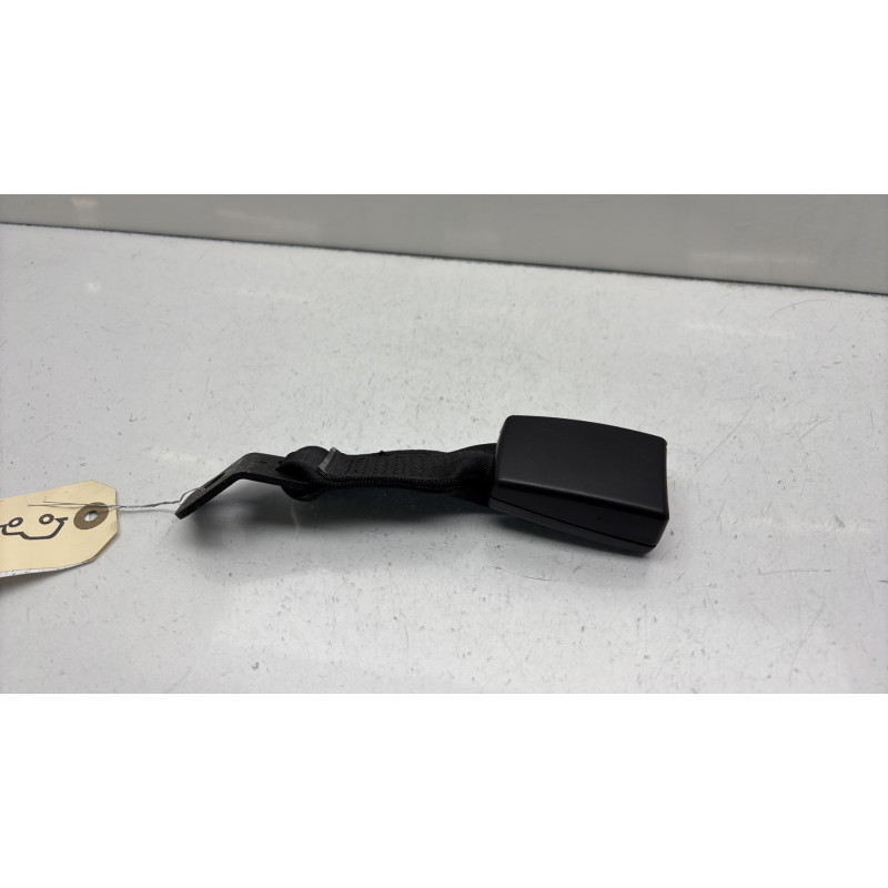 Attache ceinture arriere droit BMW SERIE 1 E88 Photo n°1