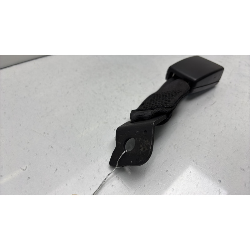 Attache ceinture arriere droit BMW SERIE 1 E88 Photo n°2