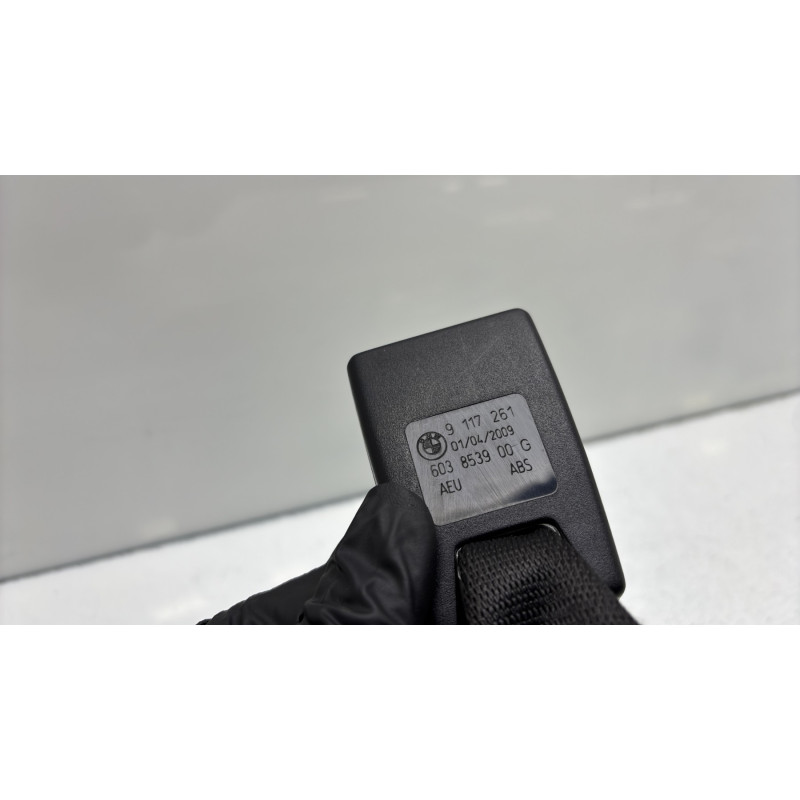 Attache ceinture arriere droit BMW SERIE 1 E88 Photo n°4