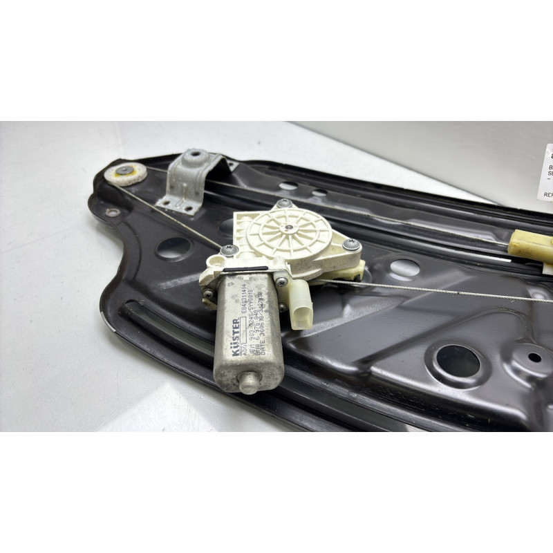 Leve vitre electrique arriere droit BMW SERIE 1 E88 Photo n°4