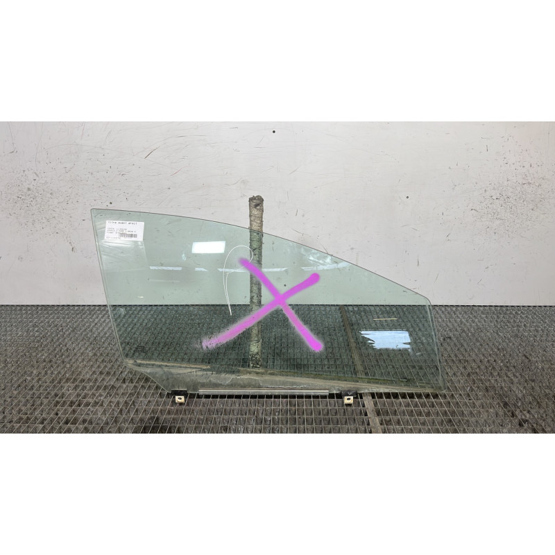 Vitre avant droit TOYOTA AVENSIS 3 Photo n°1