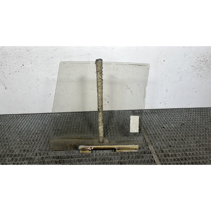 Vitre arriere droit PEUGEOT 205 Photo n°4