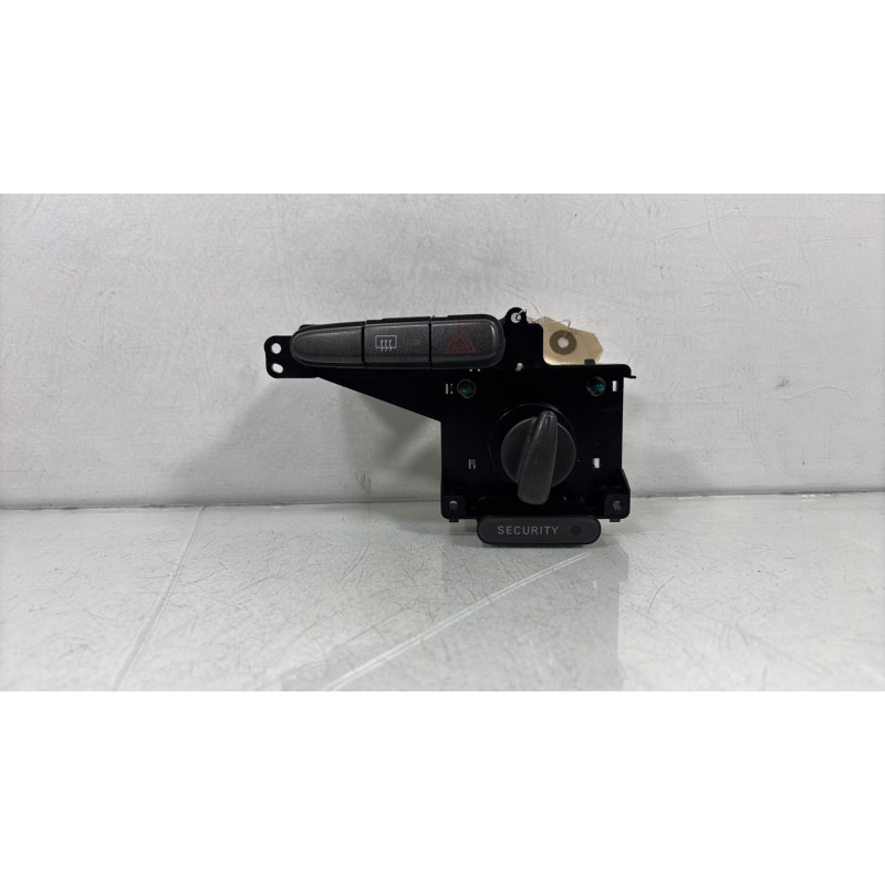 Bouton de warning TOYOTA YARIS 1 Photo n°1