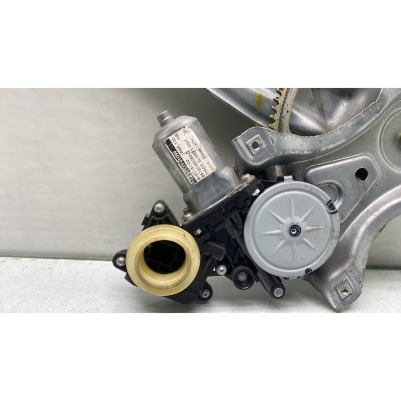Leve vitre electrique arriere gauche TOYOTA AVENSIS 3 Photo n°3