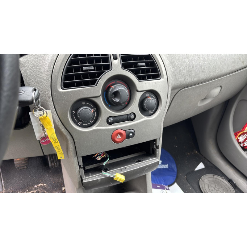 Attache ceinture avant droit RENAULT MODUS Photo n°9