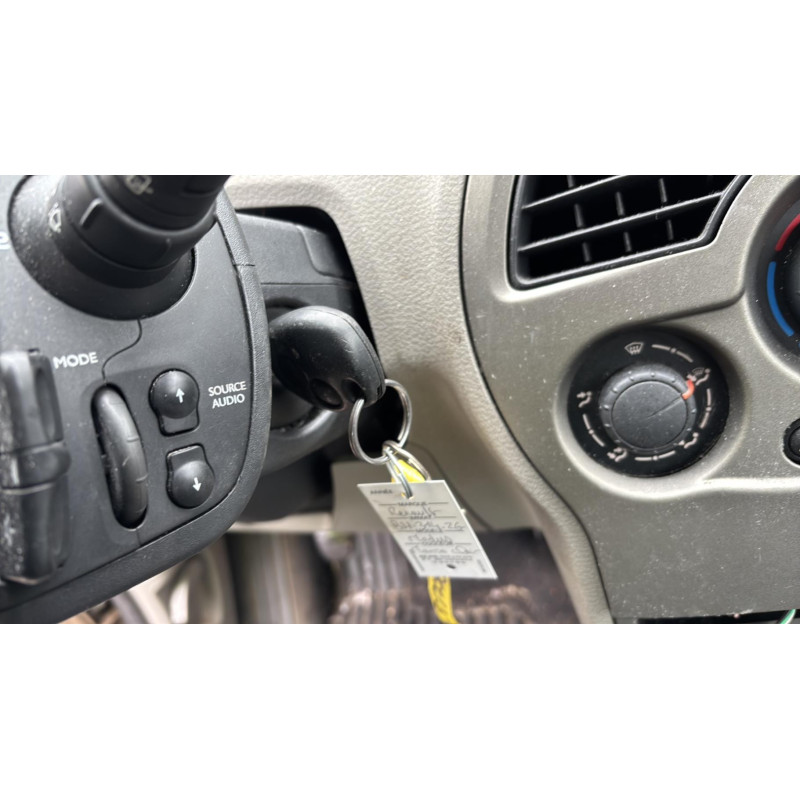 Attache ceinture avant droit RENAULT MODUS Photo n°17