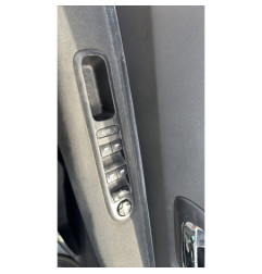 Attache ceinture avant gauche PEUGEOT 5008 1