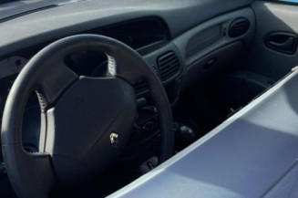 Poignee porte avant gauche RENAULT MEGANE 1