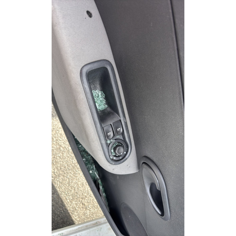 Vitre arriere droit RENAULT CLIO 3 Photo n°14