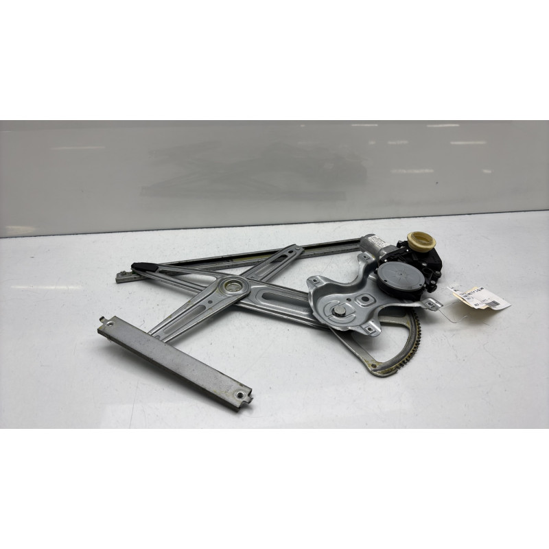 Leve vitre electrique avant gauche TOYOTA YARIS 2 Photo n°1