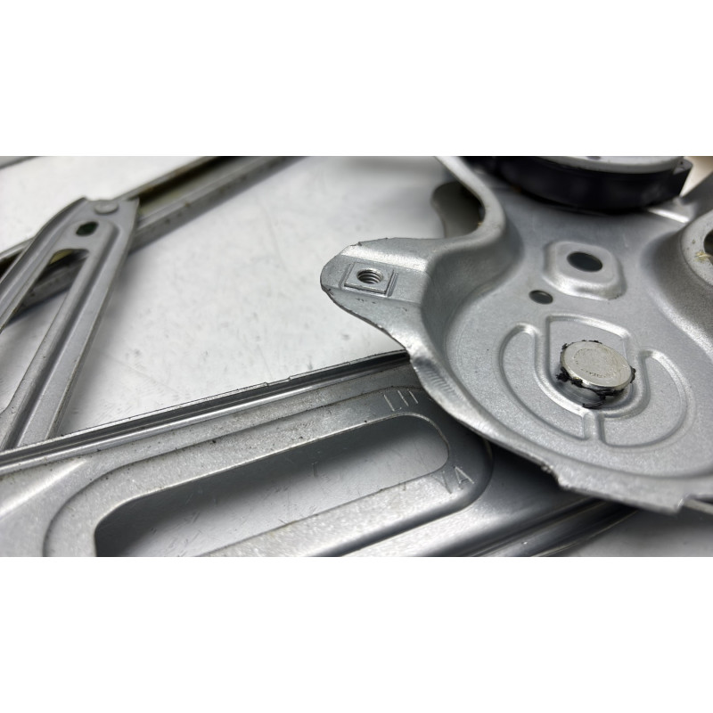 Leve vitre electrique avant gauche TOYOTA YARIS 2 Photo n°4