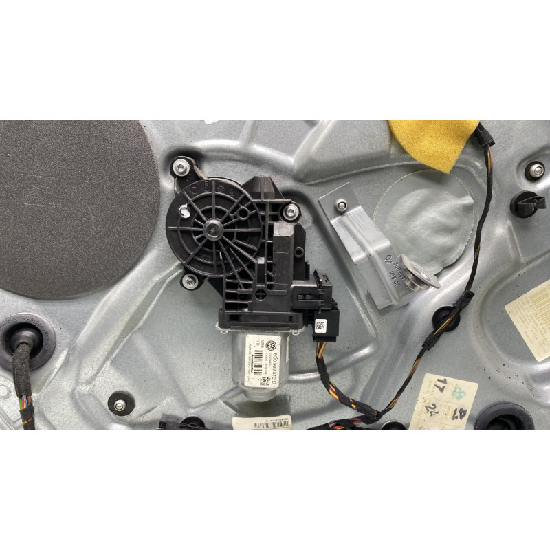 Leve vitre electrique arriere droit VOLKSWAGEN POLO 4 Photo n°2