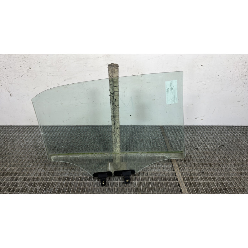 Vitre arriere gauche HYUNDAI I 20 2 Photo n°4