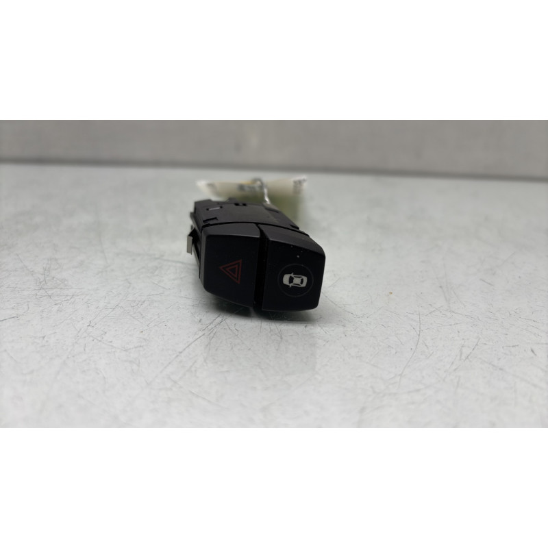 Bouton de warning BMW SERIE 2 F45 ACTIVE Photo n°5