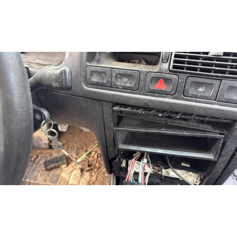 Vitre avant droit VOLKSWAGEN GOLF 4 Photo n°17