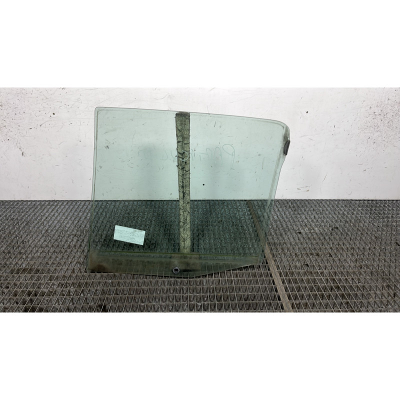 Vitre arriere droit PEUGEOT 106 Photo n°4
