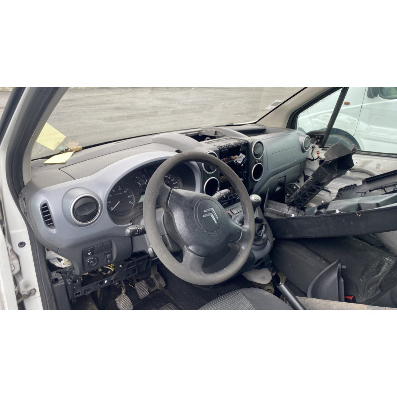 Vitre avant gauche CITROEN BERLINGO 2 Photo n°17