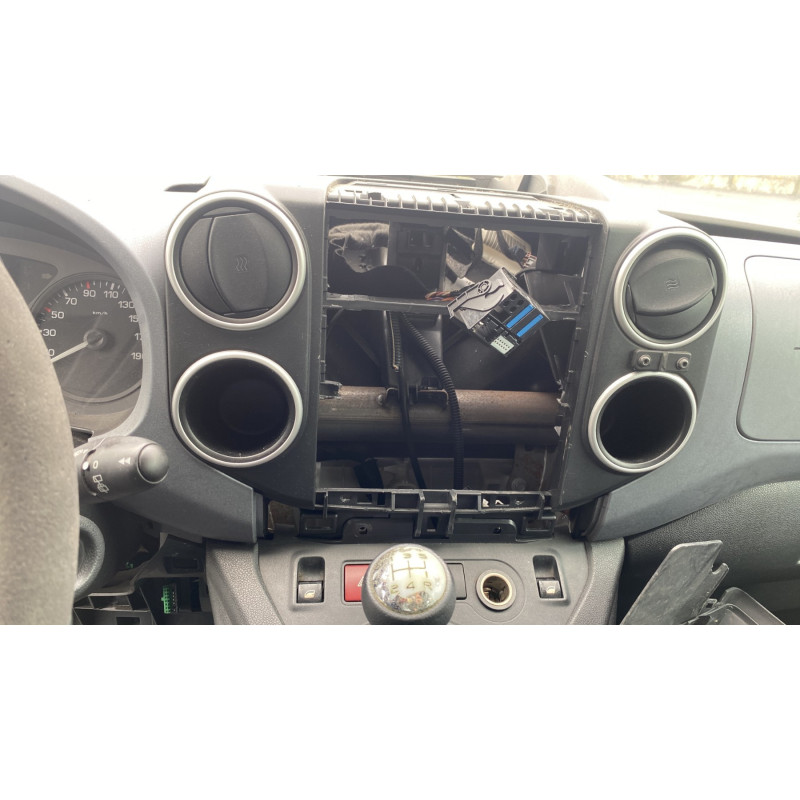 Vitre avant gauche CITROEN BERLINGO 2 Photo n°19