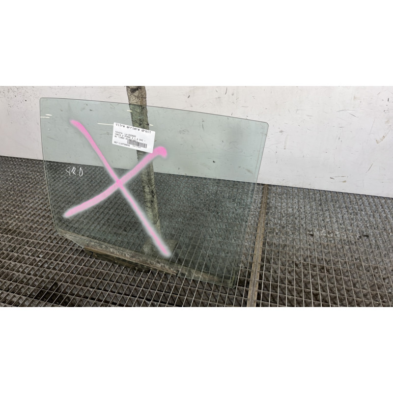 Vitre arriere droit TOYOTA YARIS 2 Photo n°3