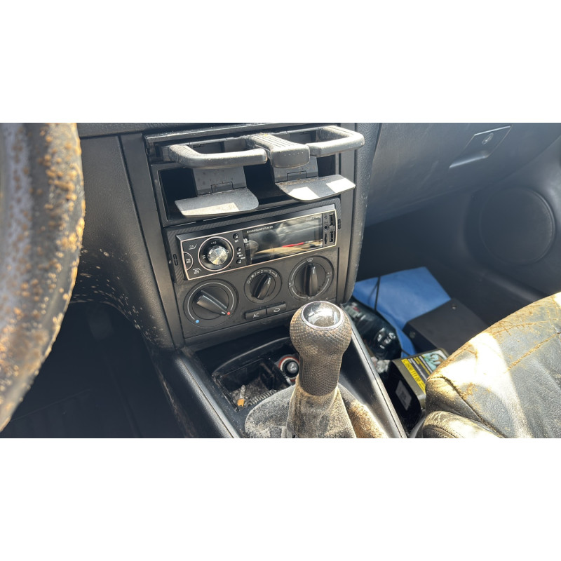 Attache ceinture avant gauche VOLKSWAGEN GOLF 4 Photo n°11