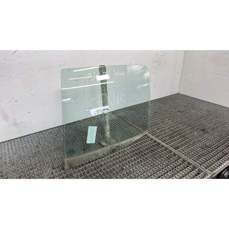 Vitre arriere gauche PEUGEOT 106 Photo n°2