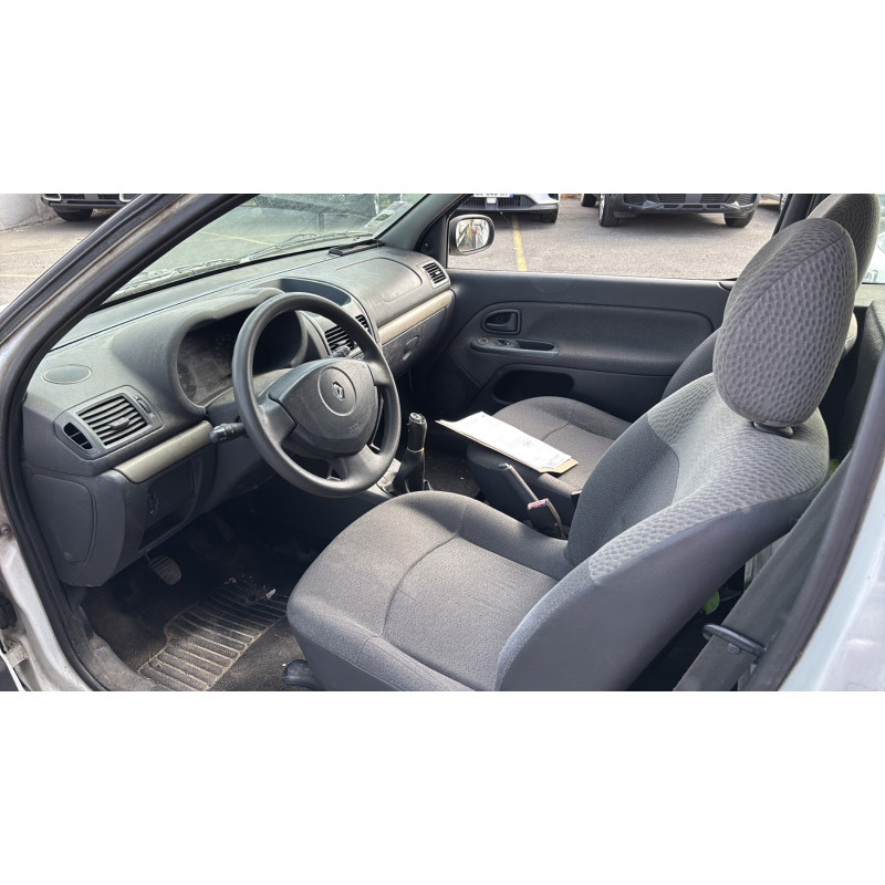 Vitre avant gauche RENAULT CLIO 2 CAMPUS Photo n°9
