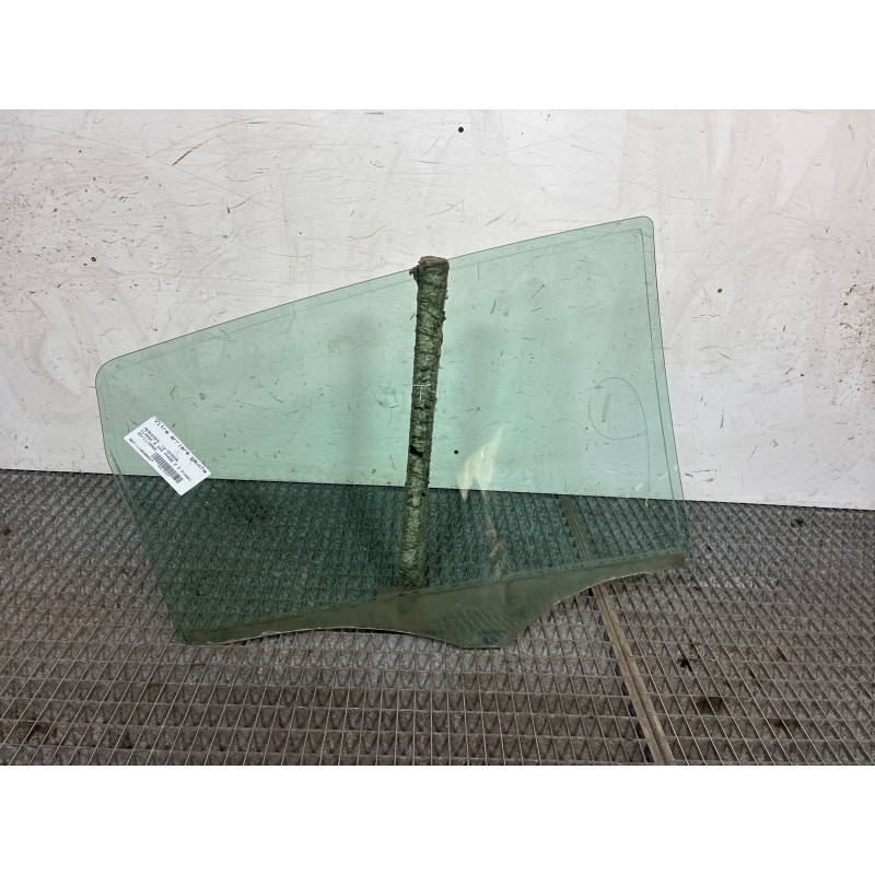 Vitre arriere gauche MERCEDES CLASSE B 245 Photo n°3