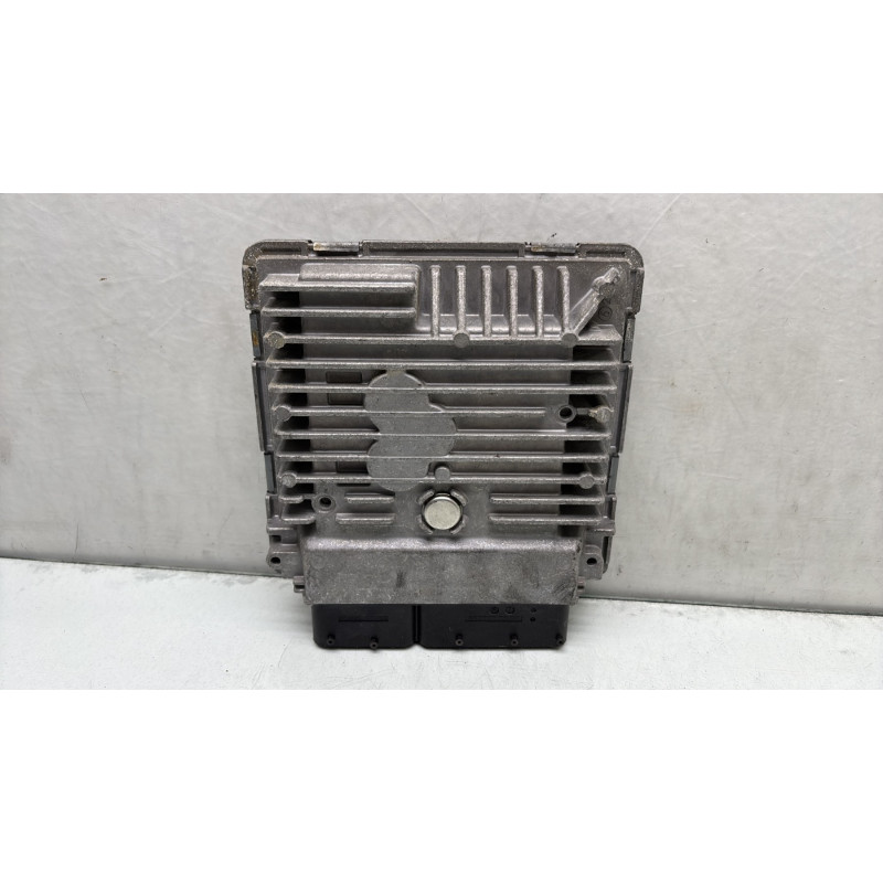 Calculateur moteur VOLKSWAGEN TOURAN 2 Photo n°1