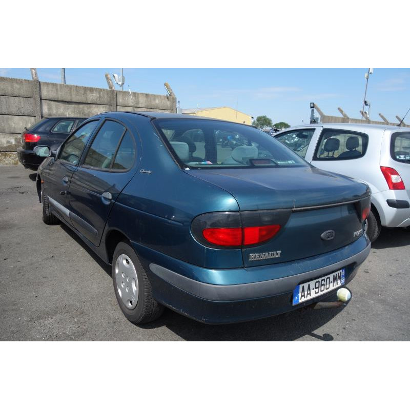 Pare choc arriere RENAULT MEGANE 1 Photo n°23