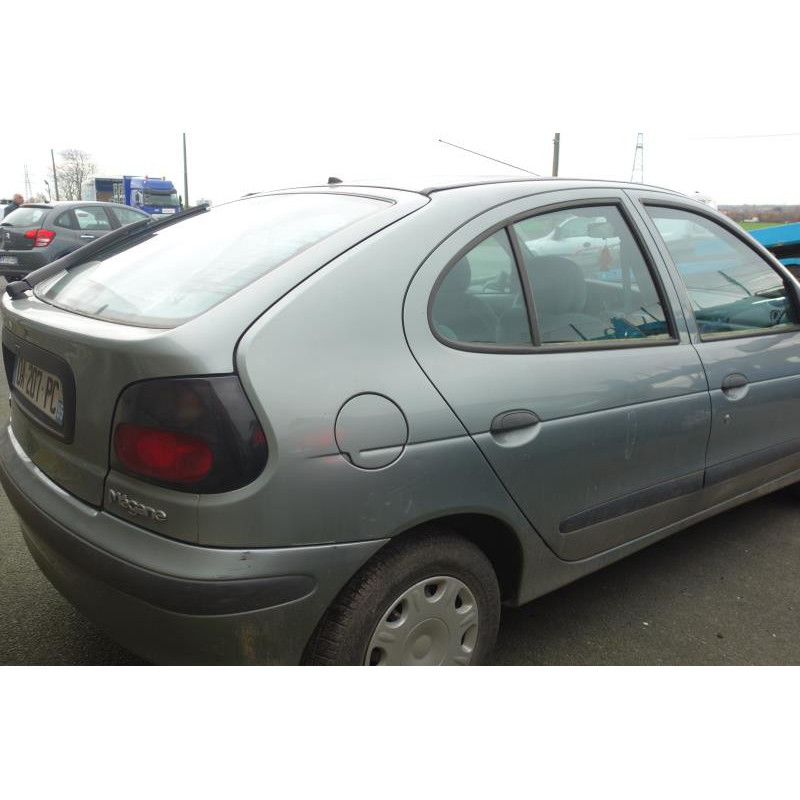 Pare choc arriere RENAULT MEGANE 1 Photo n°16