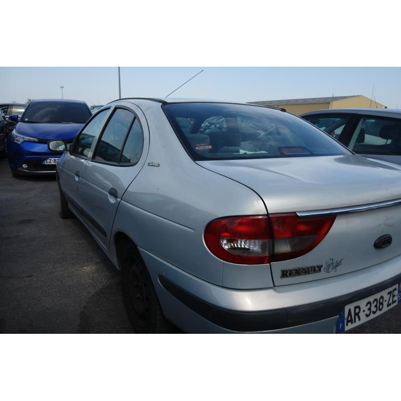 Pare choc arriere RENAULT MEGANE 1 Photo n°17