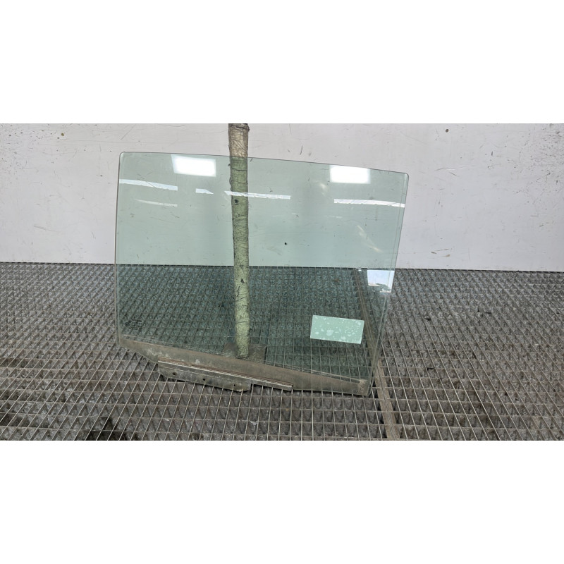 Vitre arriere droit TOYOTA YARIS 2 Photo n°1