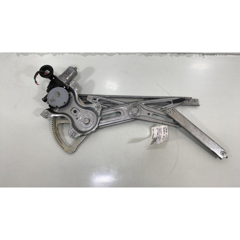 Leve vitre electrique avant droit TOYOTA YARIS 2 Photo n°1