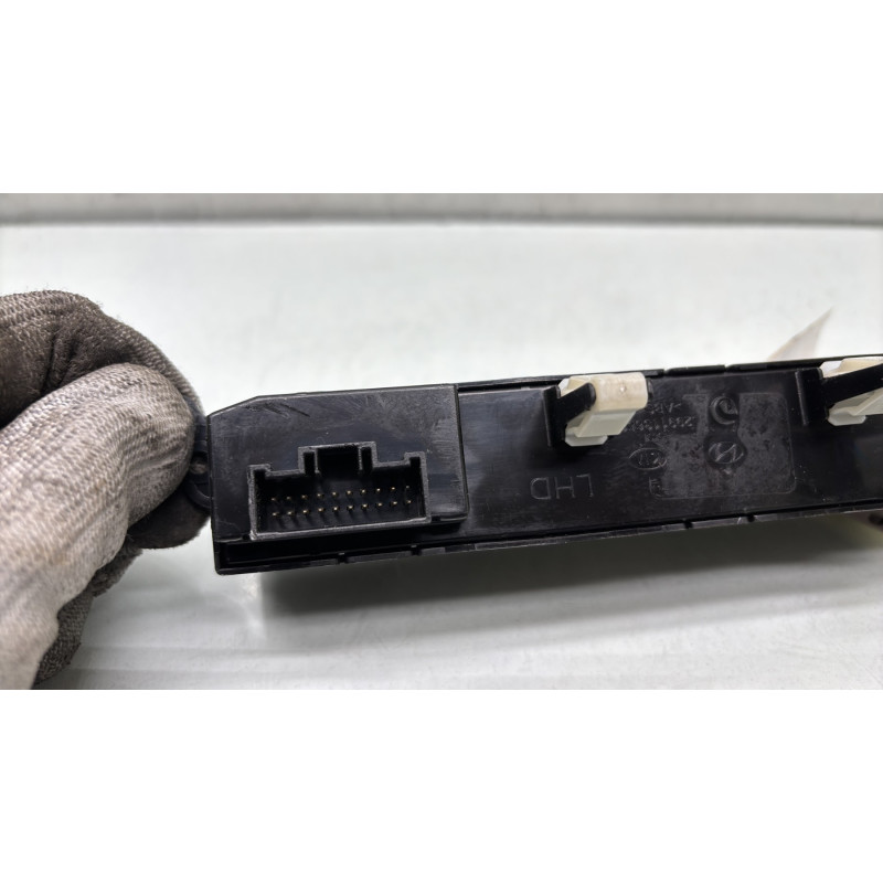 Bouton de warning HYUNDAI I 20 1 Photo n°3