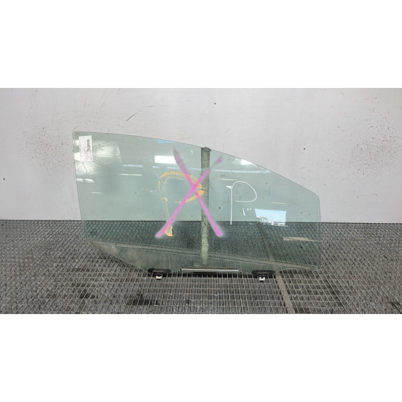Vitre avant droit TOYOTA YARIS 2 Photo n°1